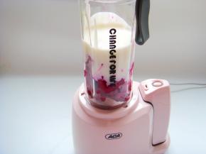 放在料理机底座上。