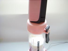 用真空头抽去杯中的空气。