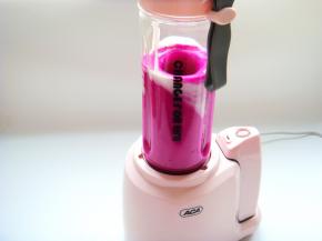 顺时针扣紧杯体开始工作，打一分钟左右。