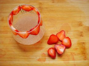 西米倒入玻璃杯中，草莓切薄片贴在杯壁上。