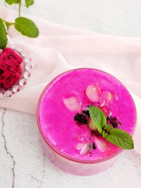 撒上少许喜欢的干果碎，用薄荷叶点缀即可。