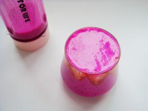 倒入打好的果昔。