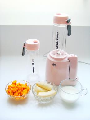 芒果香蕉分别去皮留果肉，酸奶备用。