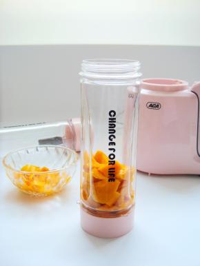 芒果放入料理杯。