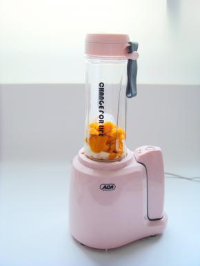 先加入一半的酸奶，拧紧盖子放入底座中。