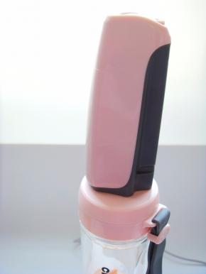 把真空头插入杯子顶部的硅胶孔里。