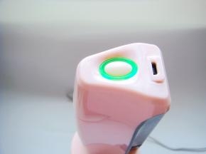 按下按键抽走杯中的空气。