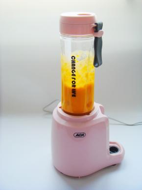 顺时针旋转杯体扣好，会自动开始工作，一分钟左右就可以了。