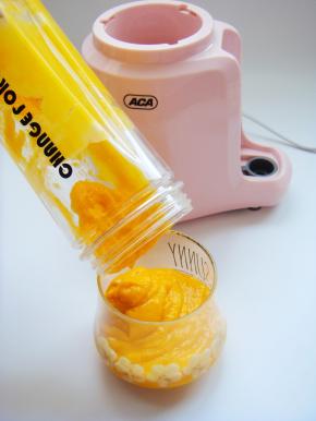 把打好的芒果倒入杯中。