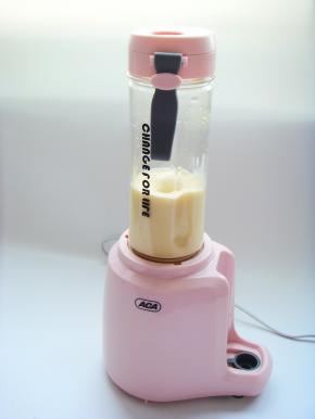 香蕉放入杯中加入剩余的酸奶，用同样的方法打出香蕉果昔。