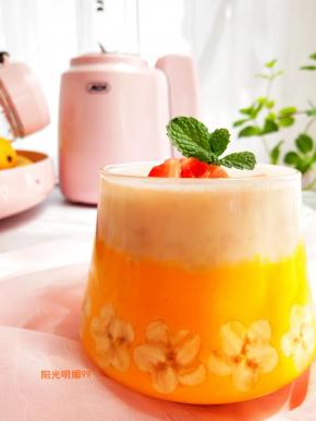 放少许草莓粒点缀薄荷叶子即可。