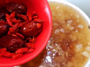 再加入淘洗干净的红枣和枸杞