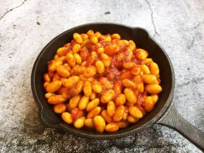 将番茄黄豆盛入烤盘。
可撒些黑胡椒碎或者撒少许欧芹碎等香辛料。