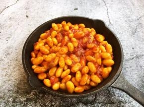 将番茄黄豆盛入烤盘。
可撒些黑胡椒碎或者撒少许欧芹碎等香辛料。