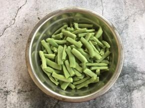 四季豆清洗干净，摘去两边的筋，掰成寸段。