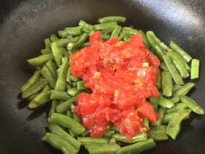 5分钟后放入炒熟的番茄