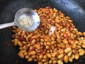 放入少许的鸡粉。