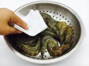 用厨房用纸吸干虾的水份。