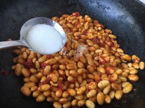 放入30g的白糖。