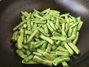 热锅凉油放入四季豆煸炒，先大火煸炒1或者2分钟，煸炒四季豆表皮油渗入。