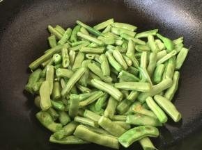 热锅凉油放入四季豆煸炒，先大火煸炒1或者2分钟，煸炒四季豆表皮油渗入。
