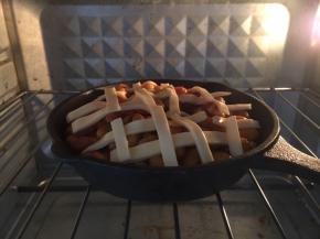 送入烤箱中层，将烤箱上下火调至200度。