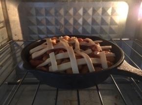 送入烤箱中层，将烤箱上下火调至200度。