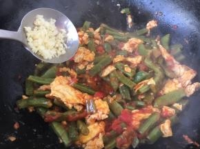 最后放入少许蒜末炒匀。