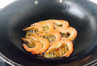 当油温再次升至6、7成热时将煎过的虾再煎一次，煎至大虾壳酥脆。
第二次煎的时间也不能过长，虾的颜色略略见深，虾壳见硬即可，大约1分钟左右。