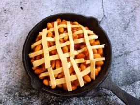 将芝士条码放在烤盘里。