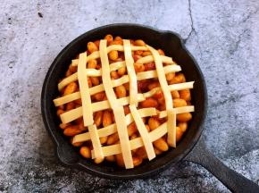 将芝士条码放在烤盘里。