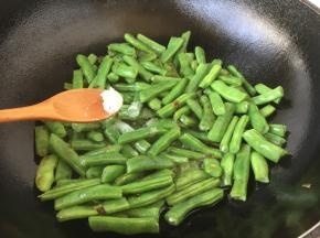 放入少许的鸡精粉提鲜，然后盖上锅盖儿小火煮5分钟左右。