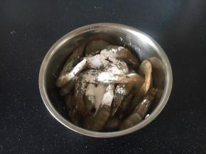 在鲜虾的表面撒入5g的淀粉，1g的面粉。