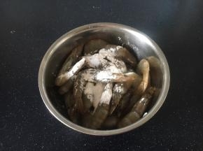 在鲜虾的表面撒入5g的淀粉，1g的面粉。