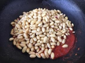 倒入泡发好的黄豆。