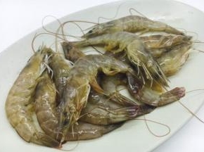 将鲜虾清洗干净。