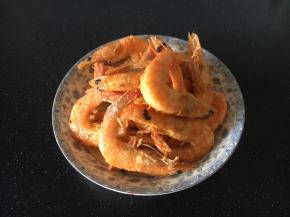 因为锅比较小，一次少煎几只，分两次煎完。煎的时间要短，虾的颜色一变就要翻面，煎完两面的时间也就1分钟。