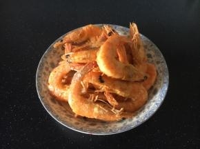 因为锅比较小，一次少煎几只，分两次煎完。煎的时间要短，虾的颜色一变就要翻面，煎完两面的时间也就1分钟。