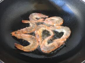 锅热后放少许油，当油温5、6成热时，放入虾。