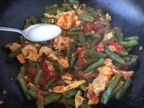 放入1勺的水淀粉勾芡。