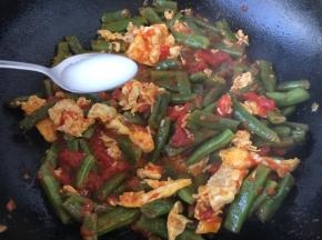 放入1勺的水淀粉勾芡。