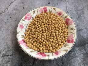 准备好黄豆。