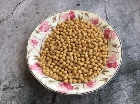 准备好黄豆。