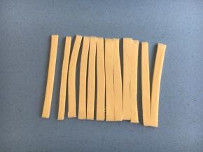 将芝士片切成5mm宽的小条。
