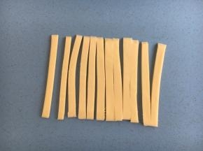 将芝士片切成5mm宽的小条。