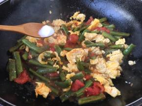 再次放入少许的盐调味。