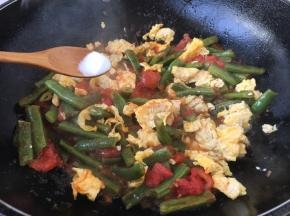 再次放入少许的盐调味。