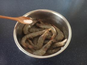 放入3g左右的盐，腌制5分钟。