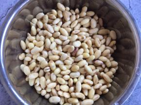 将泡发好的黄豆沥干水分备用。