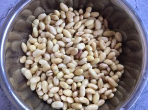 将泡发好的黄豆沥干水分备用。